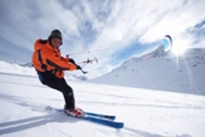 Инструктор кайта на лыжах зимой